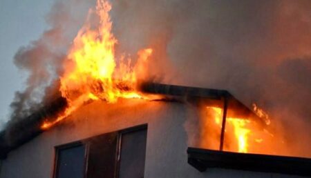 Argeș: A luat foc o casă! Victime cu arsuri!