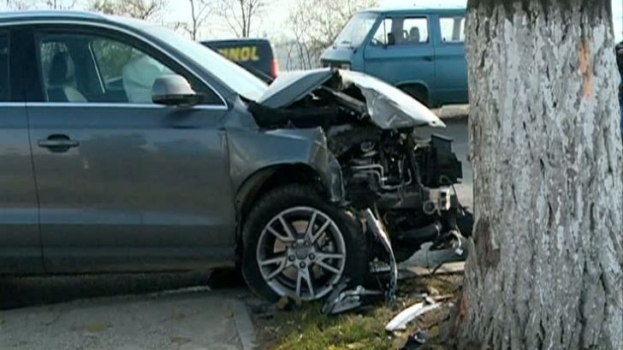 Pitești. O mașină a intrat într-un copac