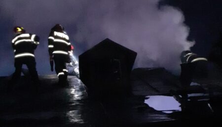 Flăcări până la cer! Incendiu violent la un magazin din Pitești