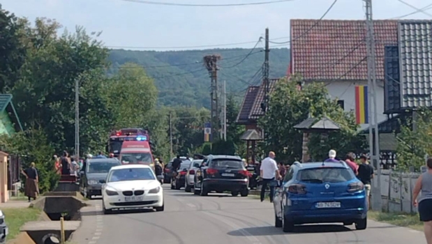 Argeș. Accident grav! A intrat în plin într-un stâlp și s-a răsturnat peste țeava de gaze