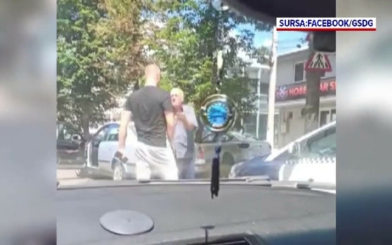 Un șofer de 77 de ani a sărit la bătaie în trafic! Victima, un taximetrist
