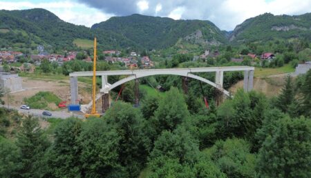 Video. În Argeș se construiește cel mai lung pod în arc din România
