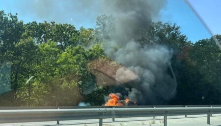 Incendiu! Mașină făcută scrum pe Autostradă A1!