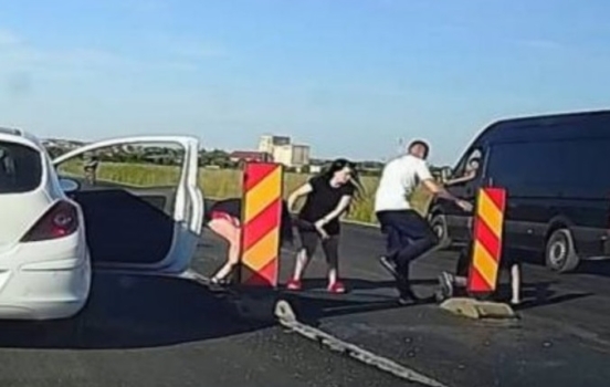 Vinovată și nervoasă, o șoferiță ia la bătaie un bărbat, în trafic! Partenerul femeii, neputincios!