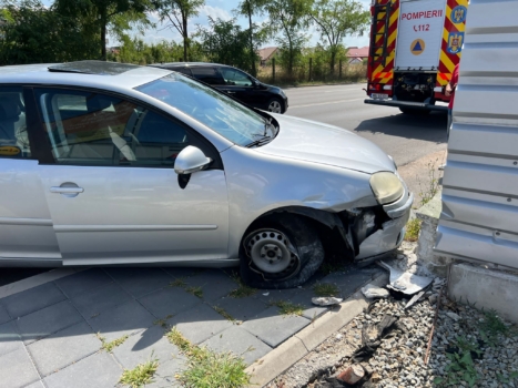 Pitești. Ce spune Poliția despre șoferul beat care a intrat cu mașina în gard