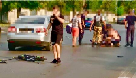 Copil de 14 ani cu fractură deschisă la picior după ce a dat mașina peste el