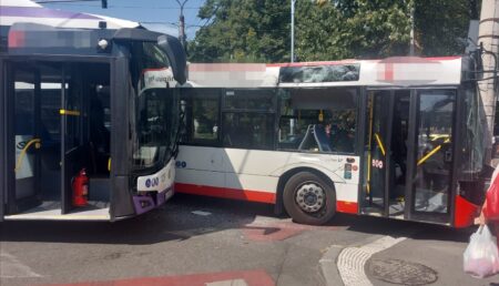 Pitești. Două autobuze Publitrans s-au ciocnit în Centru, lângă Muzeu. Șoferii, răniți