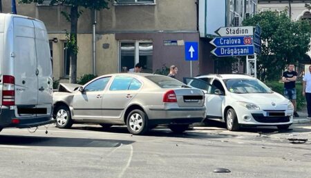 Accident acum, în Pitești. Două mașini s-au lovit