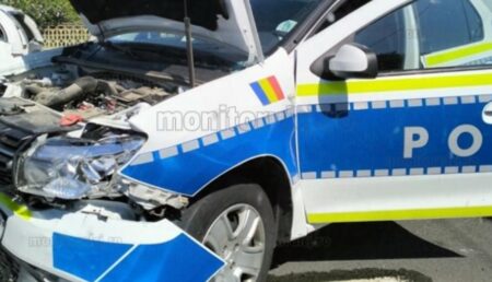 Mașină de Poliție avariată în urma unui accident