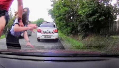 Argeș. Exclusiv! Polițistă lovită de un tânăr care înjura șoferii! Colegii ei, amenințați!