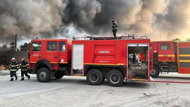 Argeș. Incendiu major! Două case și mai multe anexe, distruse