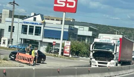 Accident lângă Pitești. Mastodont blocat în drum