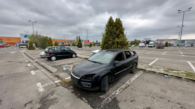 Pitești. Ford „praf” în parcarea Auchan și Jumbo. Geamurile zob, farurile furate!