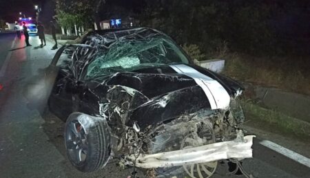 Un puștan a provocat un accident grav: Audi intrat în cap de pod, răsturnat și revenit pe roți