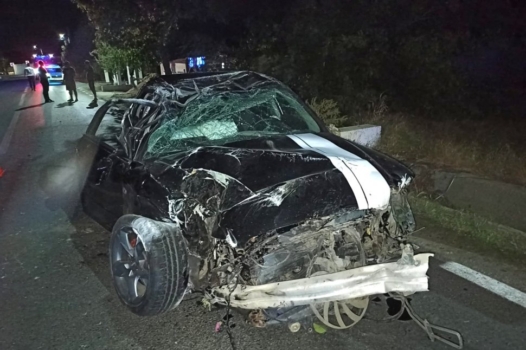 Un puștan a provocat un accident grav: Audi intrat în cap de pod, răsturnat și revenit pe roți