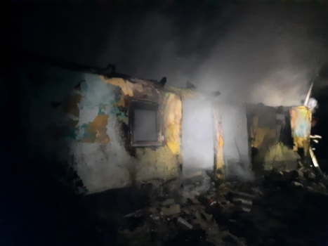 Imagini video dramatice! Flăcări violente au cuprins o gospodărie! Trei ore de luptă cu focul