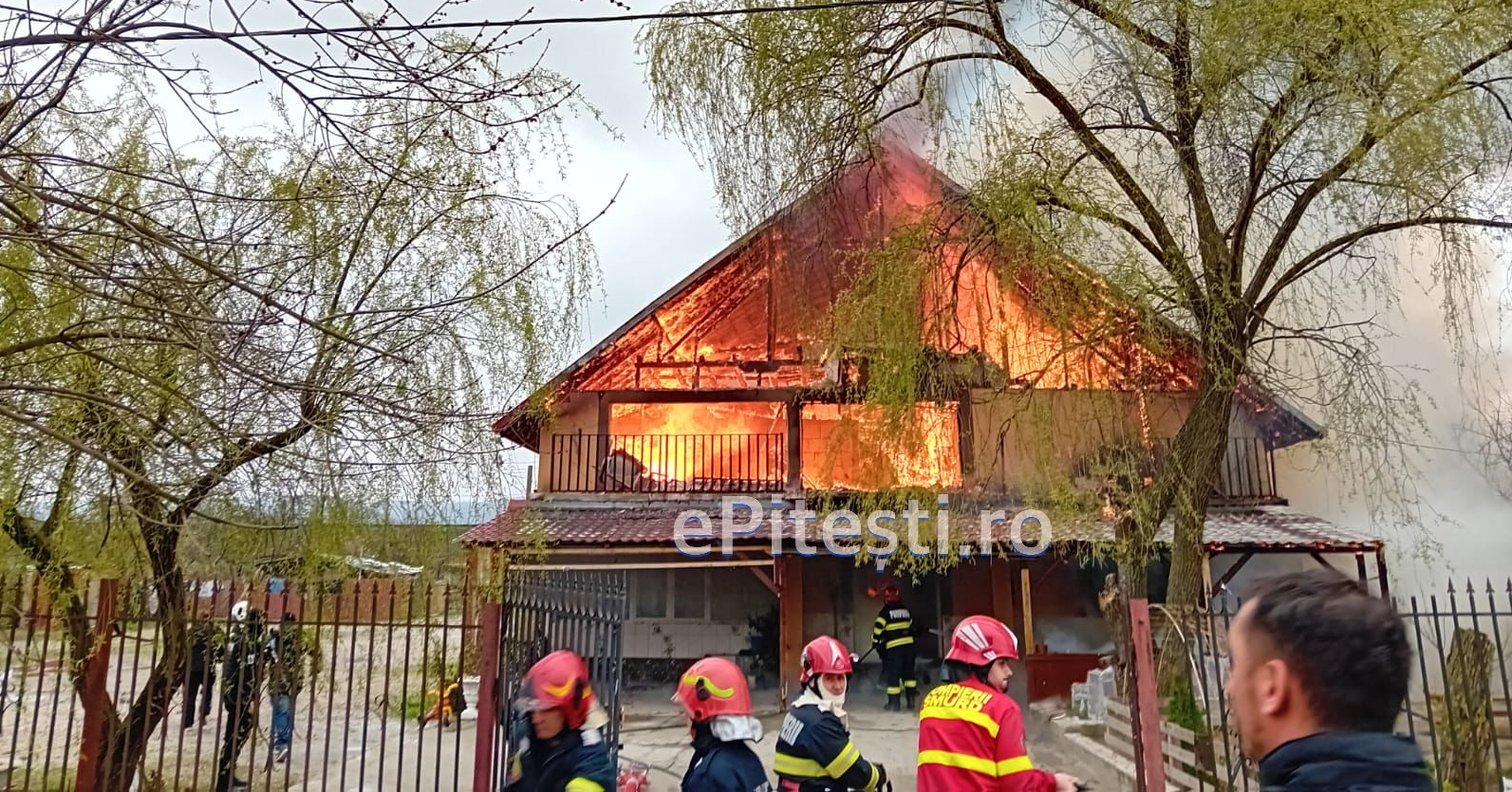 Joia Mare, cu foc și panică în Argeș! O locuință, în pericol