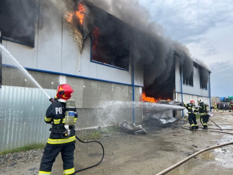 Pitești. Incendiu la hală