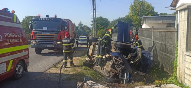 Accident critic în Argeș. A intrat cu mașina într-un cap de pod!