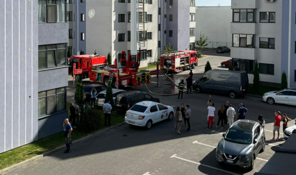 Panică în Pitești. Incendiu la un bloc