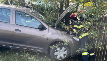 Accident cu două mașini în Argeș! Un autoturism a intrat într-un gard!