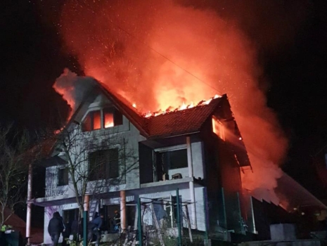 Argeș. Incendiu devastator! O vilă, cuprinsă de flăcări