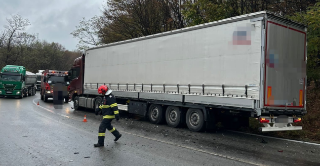 Argeș. Impact puternic între un TIR și un autoturism