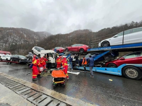 Două platforme care transportau mașini de LUX, accident GRAV!