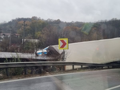 Accident grav pe cel mai periculos drum! Impact devastator între doi mastodonți