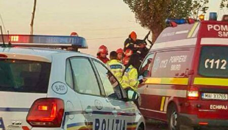 Accident periculos în Argeș. S-a izbit cu autoplatforma de un stâlp!