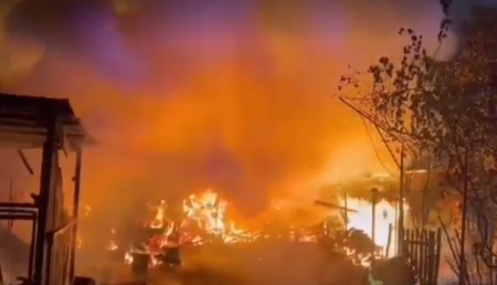 Incendiu cu risc de propagare, în Argeș. Gospodărie și mașină înghițite de flăcări!