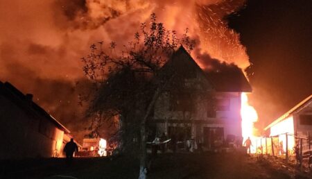 Le-a ars casa înainte de sărbători! O familie are mare nevoie de ajutor