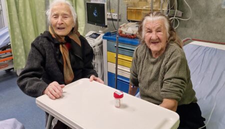 Două femei de 94 și 95 de ani s-au reîntâlnit după 15 ani la… Urgență