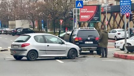 Accident în Pitești: „Confruntare” între Volkswagen Touareg și un Peugeot