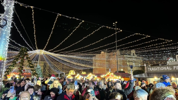 Acum: Explozie de magie în Pitești! S-a deschis Târgul de Crăciun!