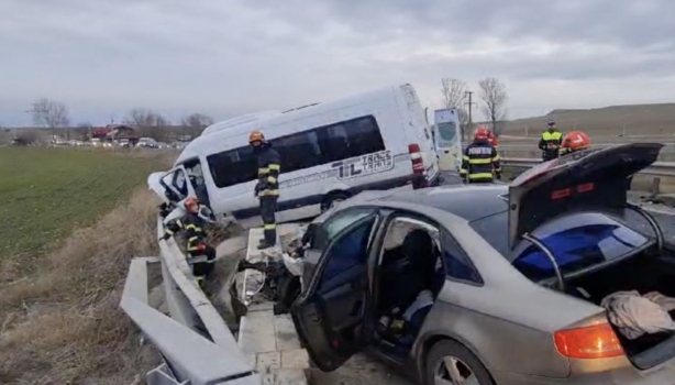Accident grav! Microbuz cu oameni ieșit în decor, în urma unui impact violent