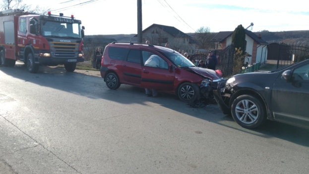 Accident în Argeș. Apel de urgență E-call: Trei autoturisme implicate