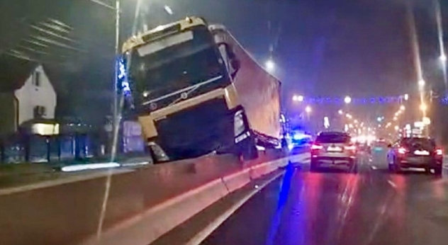 Accident grav la intrare în Pitești! Mastodont scăpat de sub control!