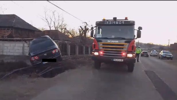 Argeș. Femeie grav rănită după ce a rămas suspendată cu mașina la 2 m. Poliția, oficial