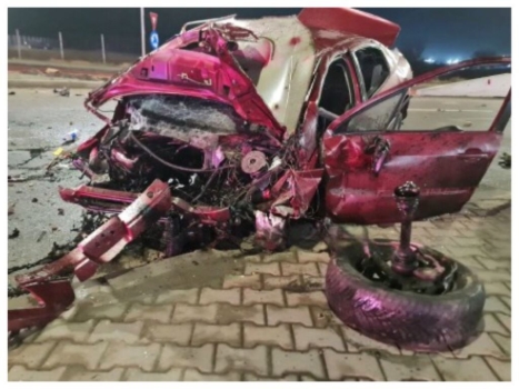 Accident mortal! Un tânăr a intrat în giratoriu cu 170 km/h