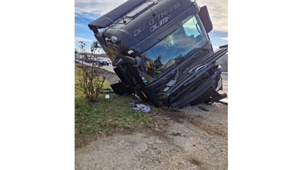 Accident grav, cu victimă, pe cel mai periculos drum! Autotren intrat în cap de pod!