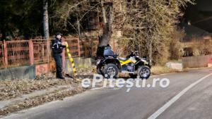 Un băiat de 13 ani a fugit de jandarmi și a intrat cu ATV-ul într-un copac