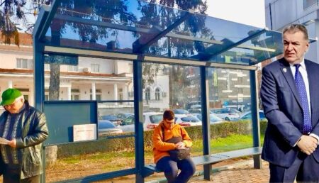 „În 2018, o stație de autobuz costa 63 000 €! Sunt identice, ca cele de la Cluj!”