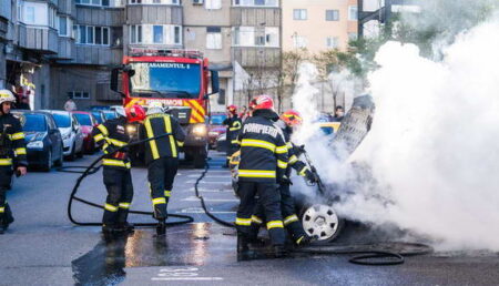 Urgență în Argeș. O mașină a luat foc!