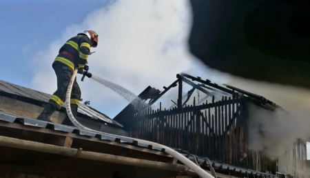 Argeș: Incendiu la o casă. Un bătrân a ajuns la spital