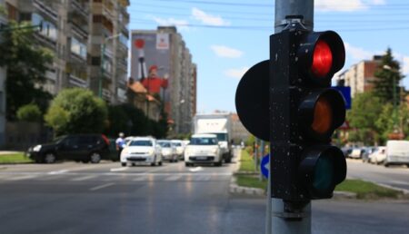 Șoferii pot ignora culoarea roșie a semaforului! Situațiile excepționale