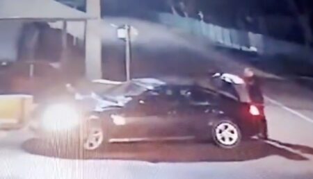 Șofer de BMW ,,și-a făcut plinul” cu niște cartofi furați din fața unui magazin