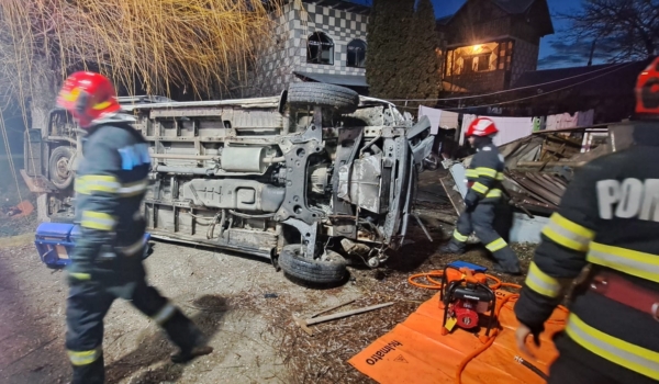 Argeș. Accident foarte grav. Ambulanță răsturnată, victime duse la spital