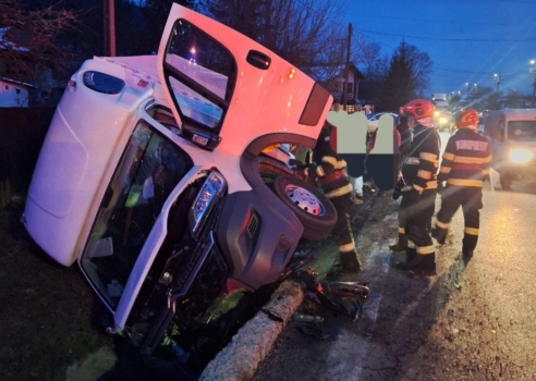 Argeș. Accident cu o autoutilitară. ISU: „Sunt scurgeri de lichide combustibile!”