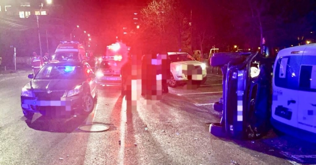 Pitești. Accident cu trei mașini în Centru! Una s-a răsturnat